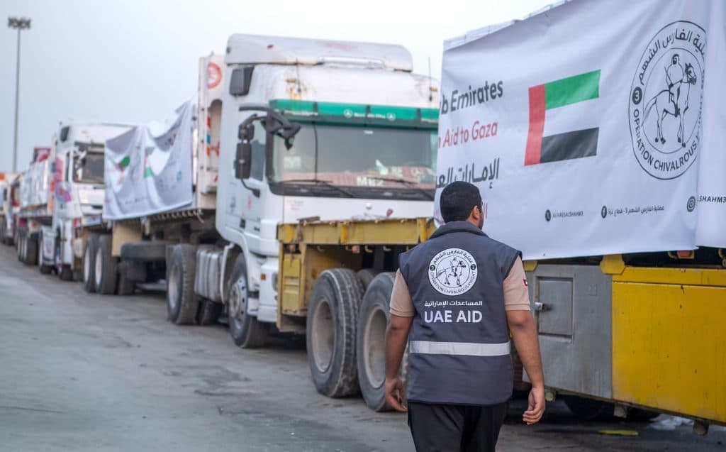بالفيديو.. الإمارات ترسل 4 قوافل مساعدات إلى غزة تحمل 740 طناً من الطرود الغذائية